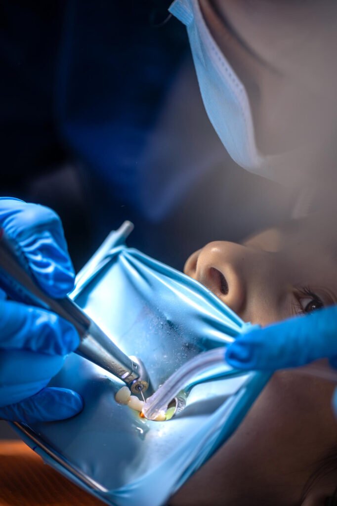 Близък план на стоматологична процедура с кофердам и инструменти – прецизна дентална грижа